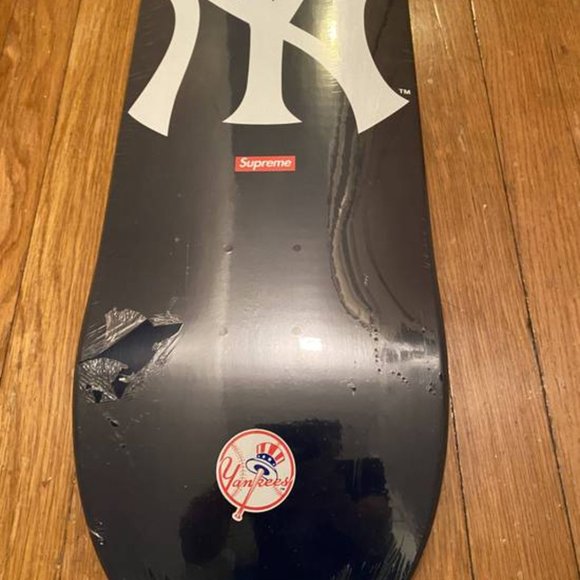 Supreme x New York Yankees Skateboard Deck - Picture 2 of 5